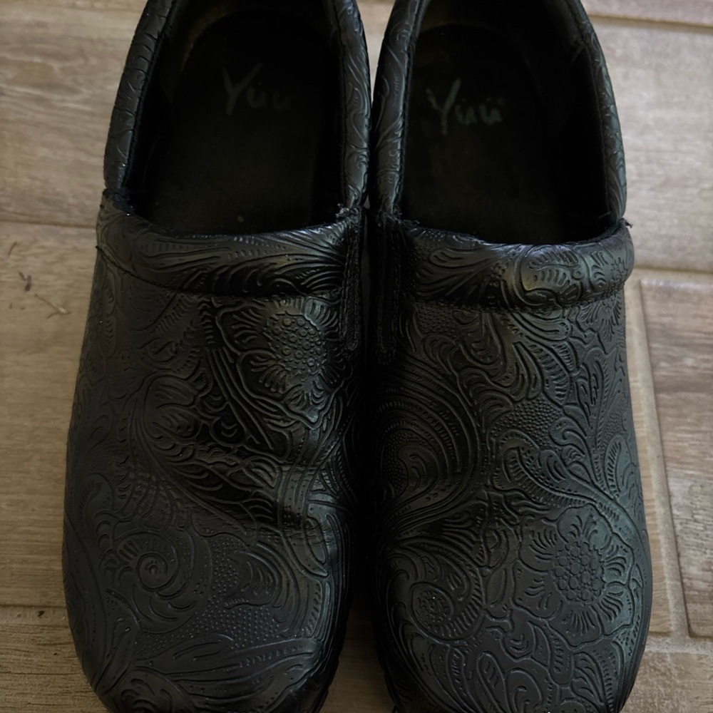 Yuu Bethanee Black Embossed Floral Memory Foam Slip-On Clogs 9W